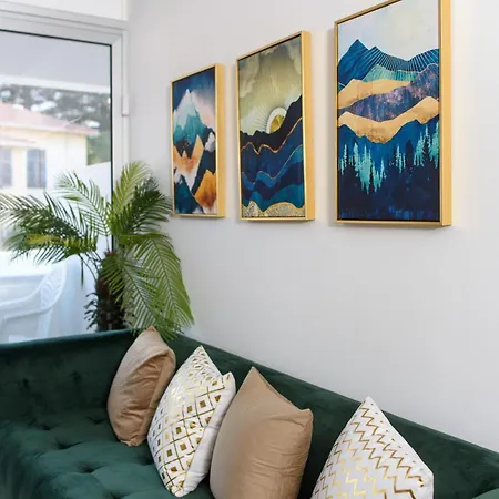 Island 102 * Λάρνακα